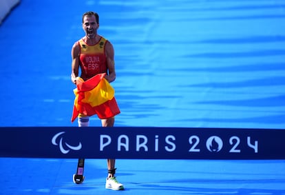 El español Daniel Molina cruza la línea de meta para conseguir la medalla de oro en triatlón, en los Juegos Paralímpicos de París, este lunes. 