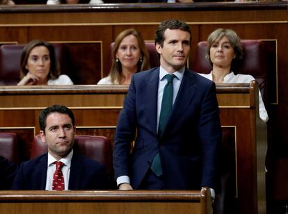 El líder del Partido Popular, Pablo Casado, vota no a la investidura de Pedro Sánchez.