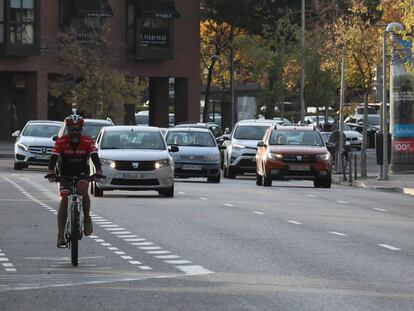 Un pedaleante por el carril bici de la calle de Arequipa, la continuación de Gran Vía de Hortaleza.