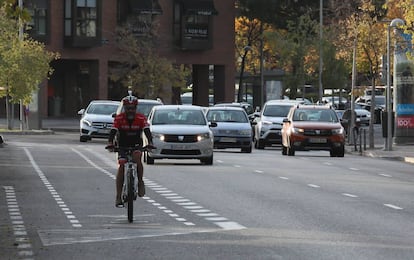 Un pedaleante por el carril bici de la calle de Arequipa, la continuación de Gran Vía de Hortaleza.