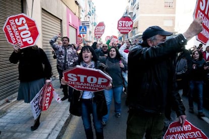 Miembros del grupo Stop Desahucios en Granada, el pasado día 21 de marzo.