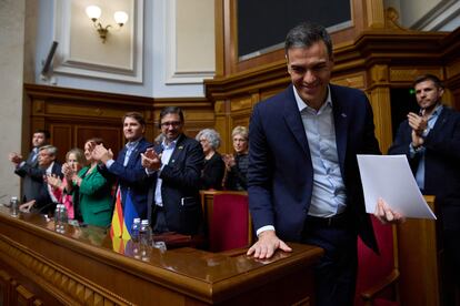 Pedro Sánchez (derecha) se prepara para hablar en el Parlamento ucranio. 