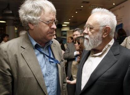 En el centro, Ian Gibson con Gonzalo Suárez.