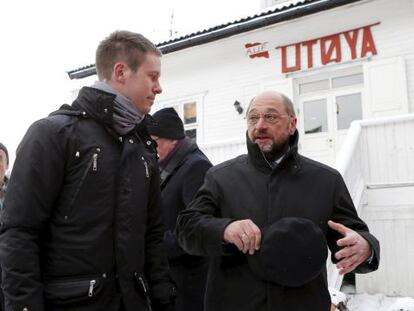 El presidente del Parlamento Europeo, Martin Schulz, visita la isla de Utoya un d&iacute;a despu&eacute;s de recoger el Nobel de la Paz para la UE en Oslo.  