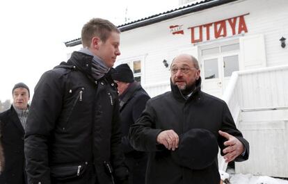 El presidente del Parlamento Europeo, Martin Schulz, visita la isla de Utoya un d&iacute;a despu&eacute;s de recoger el Nobel de la Paz para la UE en Oslo.  