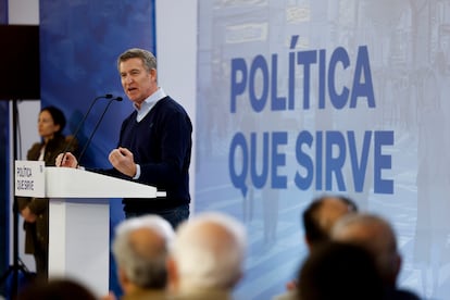 El presidente del PP, Alberto Núñez Feijóo, interviene durante la reunión de alcaldes del Partido Popular, este domingo, en Zaragoza.