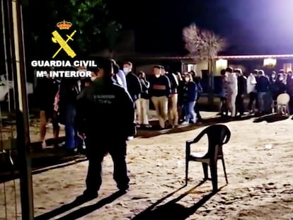 Una imagen de la llegada de las fuerzas de seguridad a la finca de Ciempozuelos (Madrid) donde se celebrara una macrofiesta ilegal.