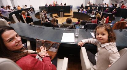 Vecinos de Madrid en el Pleno abierto celebrado hoy en el Ayuntamiento de la capital.
