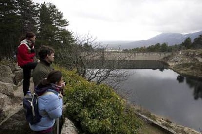 Integrantes de la búsqueda observan la presa de San Lorenzo de El Escorial.