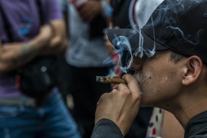 Un hombre fuma marihuana en el plantón del Senado de Ciudad de México.