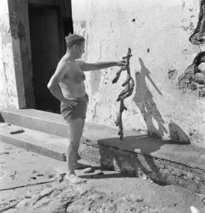 Joan Miró contemplando una raíz lanzada por el mar a la playa de Mont-roj de Tarragona.