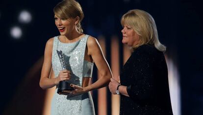 Taylor Swift y su madre Andrea, en los Academy of Country Music Awards, en 2017.
 