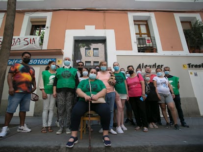Vecinos de la calle de Cáceres, número 7, ante la puerta de su vivienda.