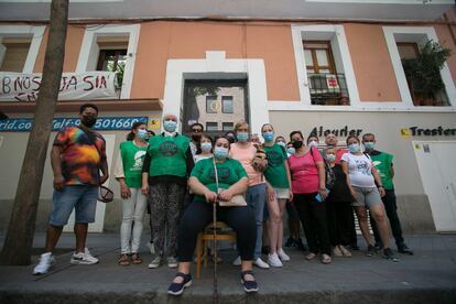 Vecinos de la calle de Cáceres, número 7, ante la puerta de su vivienda.