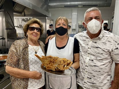 Elisa Lumbreras, Ángeles González y José Dominguez en las cocinas de Las Rejas. J.C. CAPEL