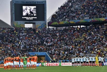 Um minuto de silêncio em homenagem ao jogador argentino Alfredo Di Stéfano antes do início da semifinal entre Argentina e Holanda, na Arena Corinthians, em São Paulo.