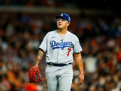 El lanzador mexicano Julio Urías durante un juego de los playoffs de 2021 frente a San Francisco.