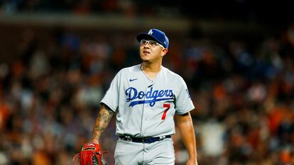 El lanzador mexicano Julio Urías durante un juego de los playoffs de 2021 frente a San Francisco.