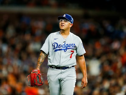 El lanzador mexicano Julio Urías durante un juego de los playoffs de 2021 frente a San Francisco.