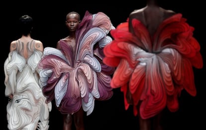 Los modelos presentan creaciones de la diseñadora holandesa Iris van Herpen como parte de su colección de Alta Costura Primavera-Verano 2019 en París (Francia).