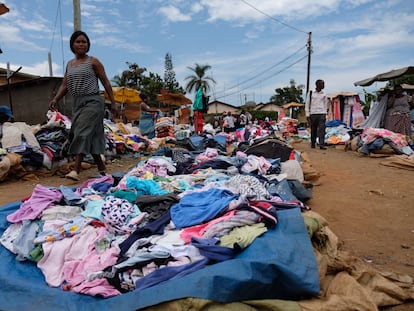Un mercado de segunda mano en el distrito de Entebbe, en Kampala, la capital ugandesa, en 2018.