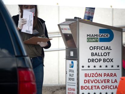 Buzón para depositar el voto por correo en Miami.