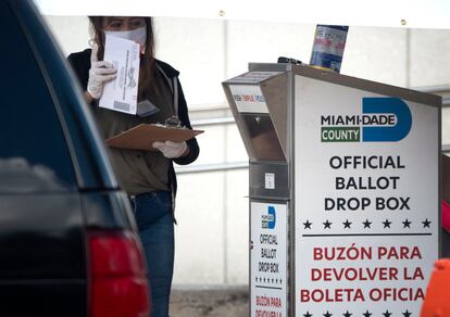 Caixa para depositar o voto por correio em Miami.