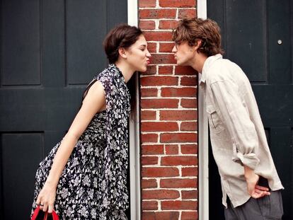Dos adolescentes a punto de besarse.