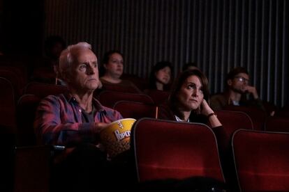 John Slattery y Tina Fey en su capítulo conjunto, sobre las estrategias para reflotar un matrimonio aburrido y en crisis.