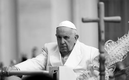El papa Francisco en la plaza de San Pedro en el Vaticano, este domingo.