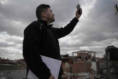 Nelson Santacruz, comunicador de Garganta Poderosa y vecino de la villa 21-24, tuvo que subirse al techo de su casa para que le llegara la conexión a internet para un examen.