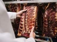 Tiras de panceta curada en la fábrica de Moreno Sáez.