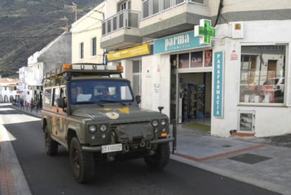 Un vehículo de la Unidad Militar de Emergencias circula por Frontera, ayer al norte de la isla de El Hierro.