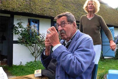 Günter Grass y su esposa, Ute, en la casa que poseen en la isla de Mon, en Dinamarca.