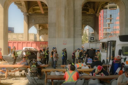 Obreros, en un descanso en una construcción en Senakw.