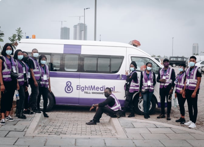 Parte del equipo de 8Medical, en Lagos, Nigeria, en febrero de 2022.