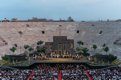 Inicio del primer acto de 'Rigoletto', el pasado jueves en la Arena de Verona.