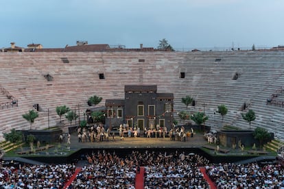 Inicio del primer acto de 'Rigoletto', el pasado jueves en la Arena de Verona.