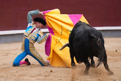 Fernando Adrián, en un farol de rodillas con el que recibió a su primero.