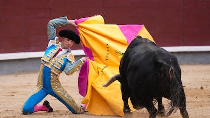 Fernando Adrián, en un farol de rodillas con el que recibió a su primero.