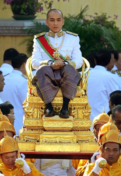 El nuevo monarca, durante la ceremonia celebrada en el Palacio Real de Phom Penh, capital del país.