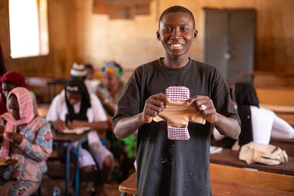 Jean-Michel Mounkoro, que tiene 17 años y está en sexto grado, muestra una toalla sanitaria hecha a mano. 

El nuevo informe indica que, en los institutos de muchos países, las adolescentes no tienen acceso a un baño limpio u otro espacio privado para cambiarse. Y menos de uno de cada tres centros en el mundo dispone de papeleras para los residuos menstruales en los aseos, cifra que desciende a una de cada cinco escuelas en países de bajos ingresos, y a tan solo una de cada 10 en el África subsahariana.