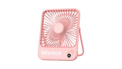 Ventilador de sobremesa sobre fondo blanco.