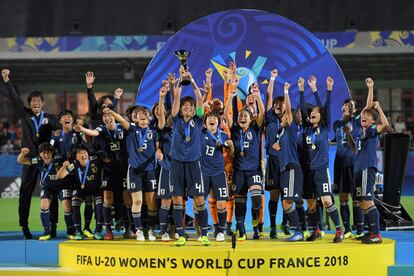 El equipo de Japón celebra con el trofeo después de ganar la final de la Copa Mundial Femenina Sub-20.
