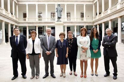 Los rectores Morcillo y L&oacute;pez con universitarias participantes en el encuentro sobre igualdad.