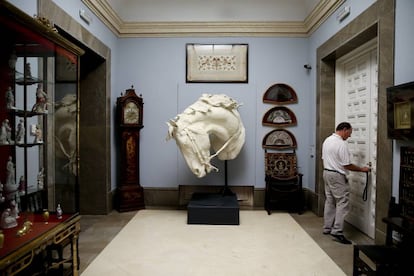 José María Luzón, en una de las salas del museo de la Real Academia de Bellas Artes de San Fernando, el 17 de agosto.
 