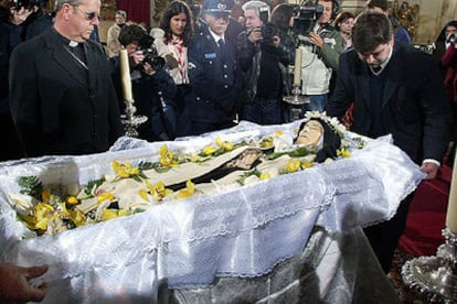 El féretro de Lucía de Jesus dos Santos, en la Catedral Nueva de Coimbra, donde se ha celebrado su funeral.