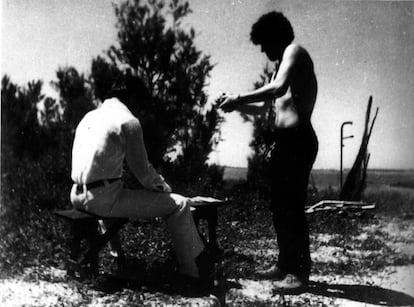 Pasolini, asistido por Davoli, realiza la obra 'Pali e reti del Safon'. Ninetto Davoli fue el actor fetiche del director italiano. Ambos mantuvieron una relación sentimental durante años, que terminó Davoli para casarse con una mujer, lo cual Pasolini quiso dejar plasmado de forma subliminal en la película 'Las mil y una noches' (1974).