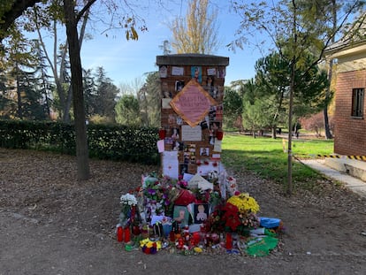 Lugar en el que se repondrá la placa en recuerdo de La Veneno antes de que se quitaran las flores, velas y fotos las semana pasada.