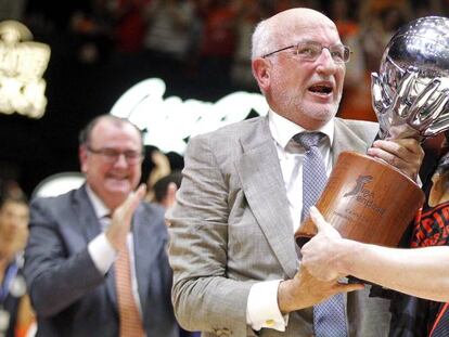 Juan Roig levanta el trofeo de la liga ACB, ganado por el Valencia Basket en 2017. 
